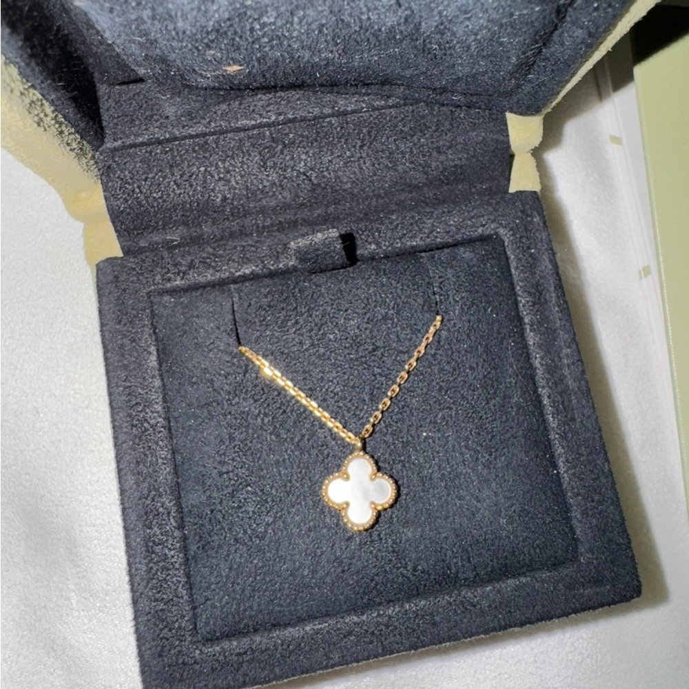 Van Cleef Sweet Alhambra pendant
18K yellow gold, Mother-of-pearl